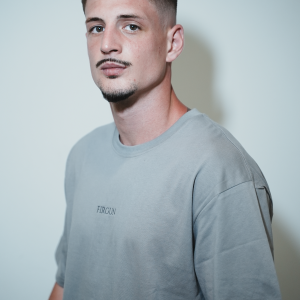 Modelo vistiendo camiseta Firgun Essential Grey