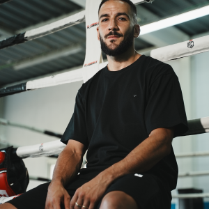 Antonio Campoy viste un conjunto Total Black Set