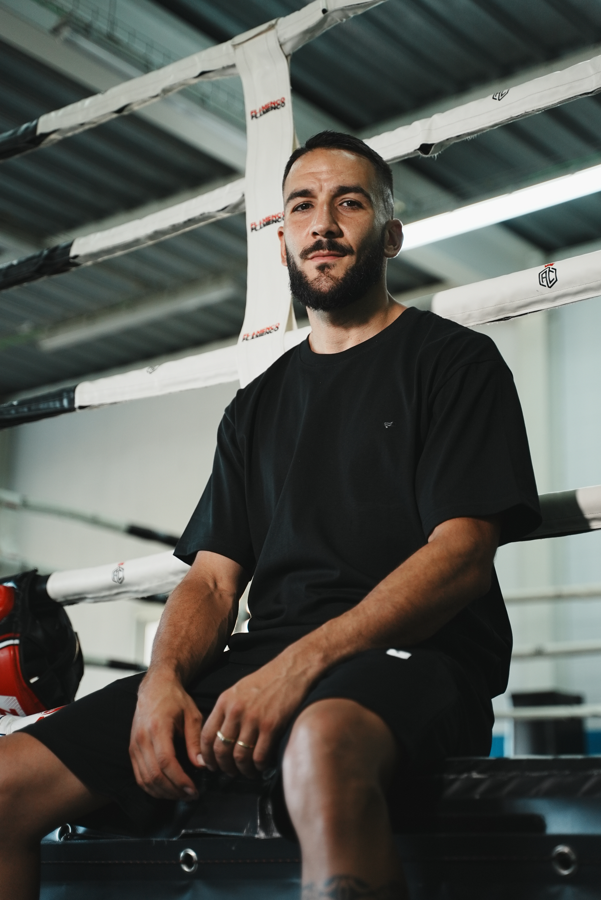 Antonio Campoy viste un conjunto Total Black Set